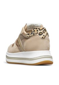 Sneaker beige con pannelli in suede e mesh, dettaglio leopardato sul tallone e una suola intermedia bianca. Presenta un dettaglio di design in tonalità oro.