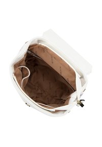 Bolso de mano blanco con un exterior texturizado, que presenta un forro en color beige, un bolsillo con cremallera y compartimentos interiores. El nombre de la marca es visible en el forro.