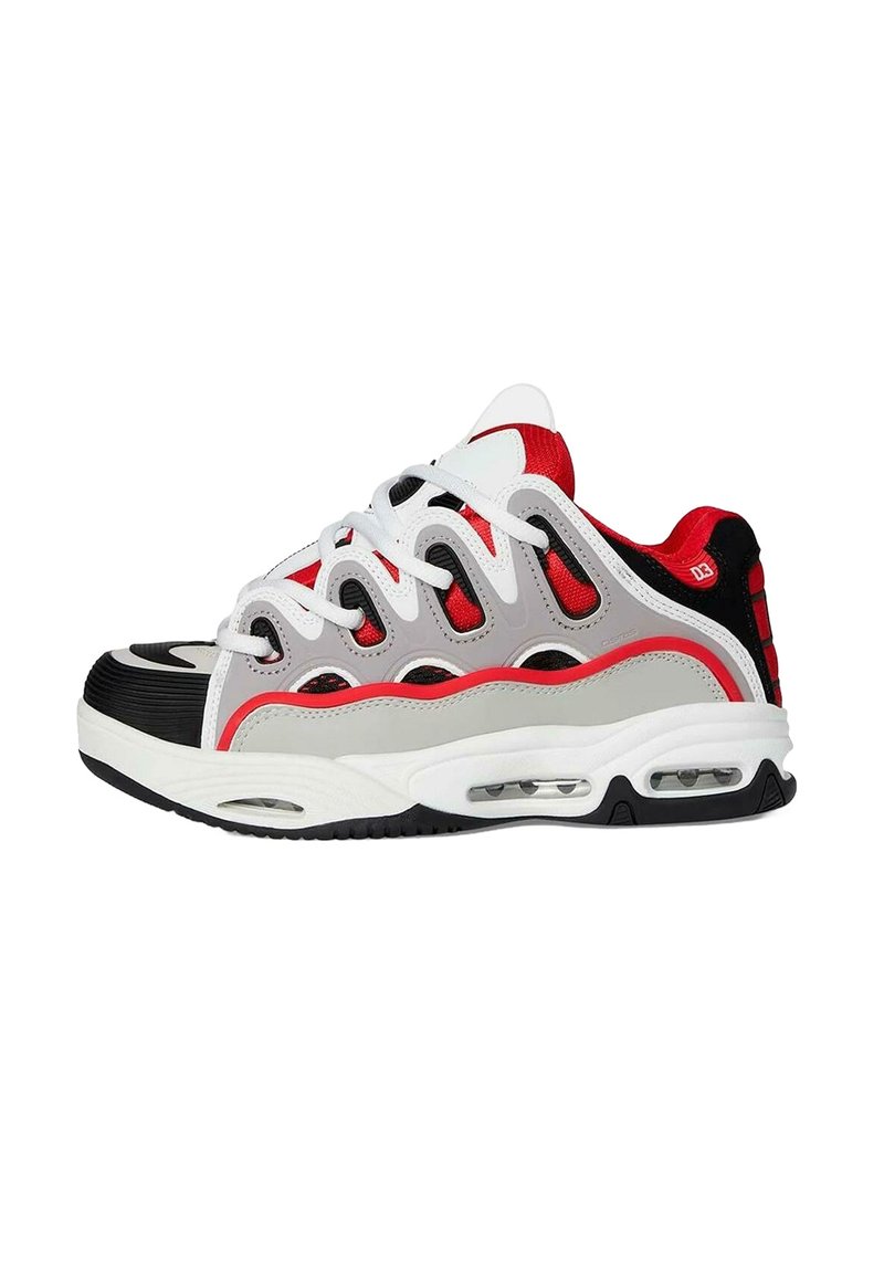 Zapatillas deportivas para hombre con paneles en blanco, rojo, gris y negro, que cuentan con cordones blancos y una amortiguación de aire visible en la suela.