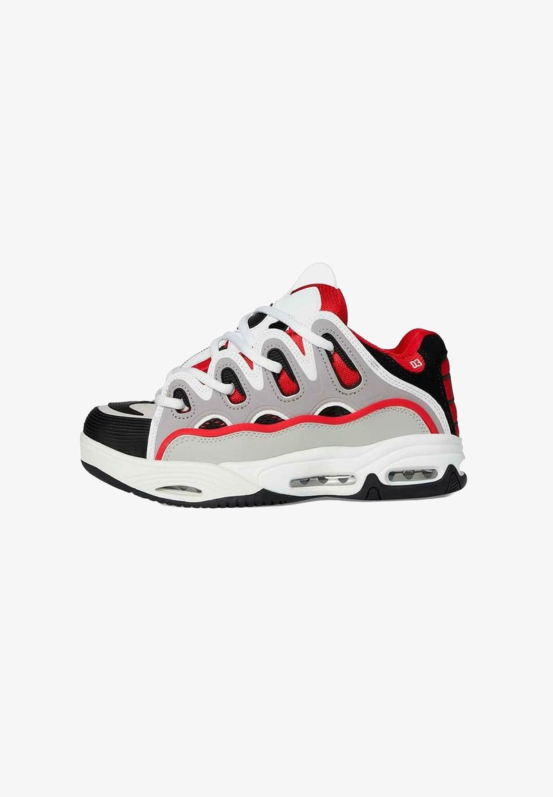 Zapatillas deportivas para hombre con paneles en blanco, rojo, gris y negro, que cuentan con cordones blancos y una amortiguación de aire visible en la suela.