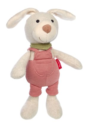 Giocattolo di coniglio di peluche con viso beige e muso rosa. Indossa una salopette rosa e un collare verde, con orecchie pendenti e occhi a bottone neri.