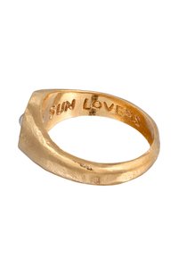 Anello di colore oro con una fascia leggermente irregolare e la scritta "SUN LOVERS" incisa all'interno della fascia.
