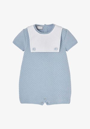 Barboteuse bébé bleu clair en tricot avec manches courtes et bavoir carré blanc fixé par deux boutons sur la poitrine.