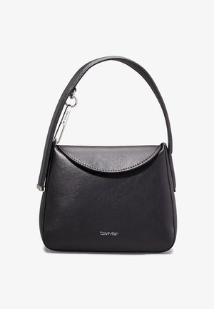 Borsa a tracolla in pelle nera con pattina curvata, manico corto e hardware in argento. Presenta un logo sottile sul fronte e una texture liscia.