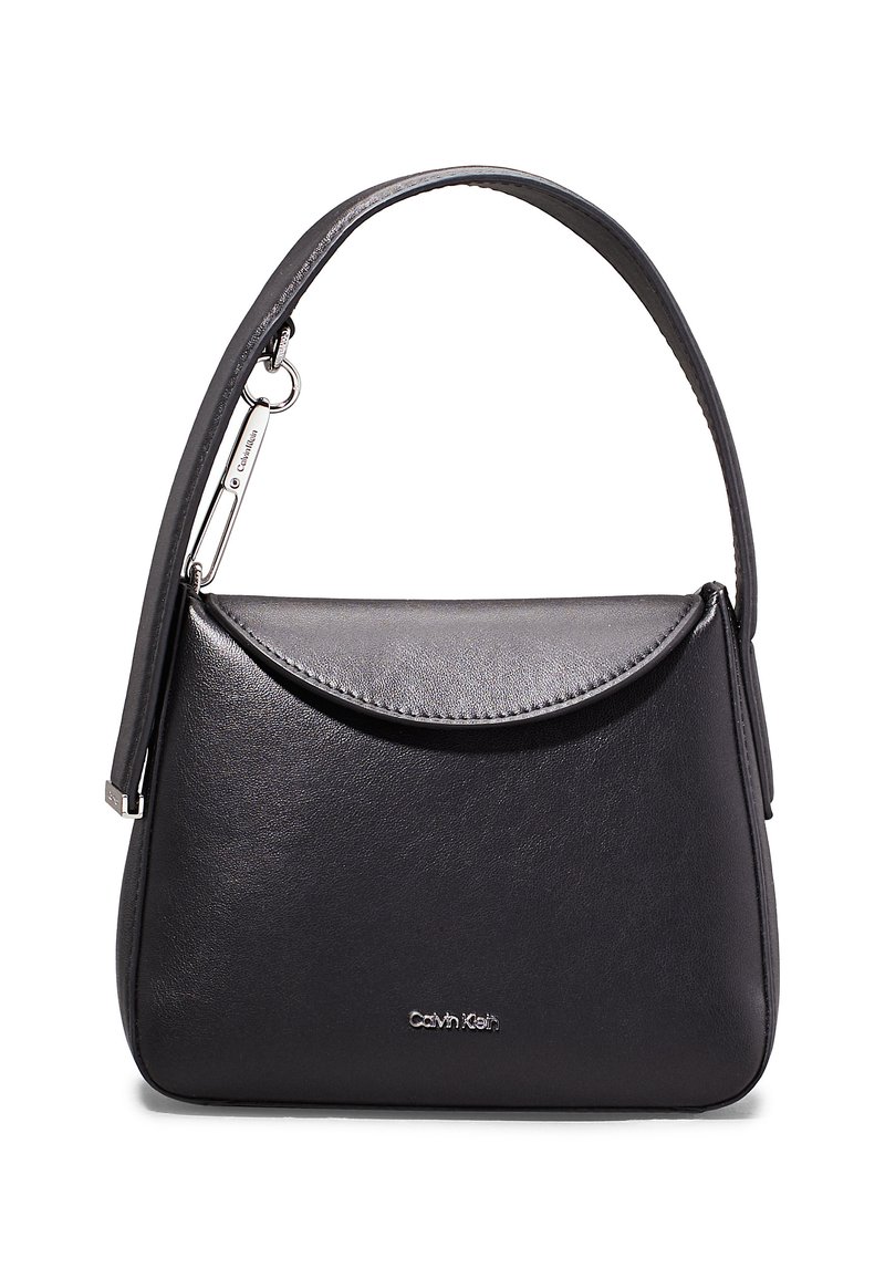 Borsa a tracolla in pelle nera con pattina curvata, manico corto e hardware in argento. Presenta un logo sottile sul fronte e una texture liscia.