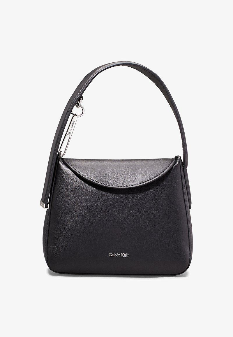 Borsa a tracolla in pelle nera con pattina curvata, manico corto e hardware in argento. Presenta un logo sottile sul fronte e una texture liscia.