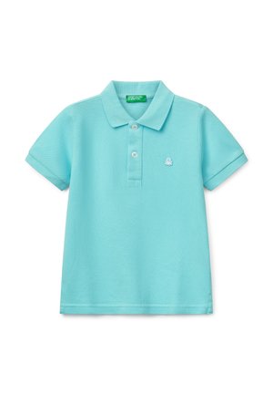 Polo en coton turquoise à manches courtes, trois boutons et un petit logo de pieuvre brodé sur la poitrine.