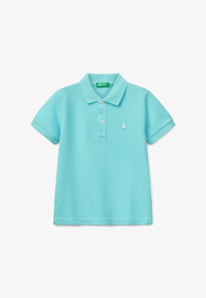 Polo en coton turquoise à manches courtes, trois boutons et un petit logo de pieuvre brodé sur la poitrine.