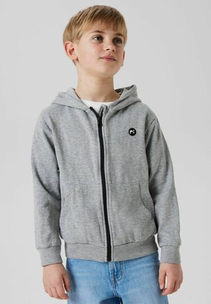 Šedá mikina na zip s černým zipem a malým logem na levé hrudi. Má kapuci, přední kapsy a elastický lem.