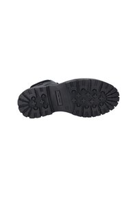 Semelle de chaussure noire avec un motif de crantage robuste, comportant des crampons multidirectionnels pour une meilleure adhérence et le nom de la marque embossé sur le côté.