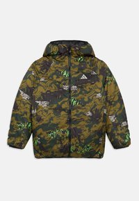 Μπουφάν με καμουφλαρισμένο σχέδιο σε πράσινο, καφέ και μαύρο, με κουκούλα και φερμουάρ μπροστά. Διαθέτει γεωμετρικό λογότυπο και ελαστικά μανίκια. Υφή με υφή.