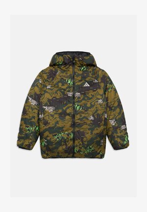 Jakna s kamuflažnim vzorcem v zeleni, rjavi in črni barvi, z ruto in sprednjim zadrgo. Ima geometrijski logotip in elastične manšete. Teksturiran zaključek.