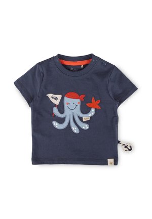 Maglietta blu navy per bambino piccolo con un polpo sorridente che indossa una bandana rossa, che tiene una bandiera bianca con la scritta "AHOI" e una stella marina arancione.