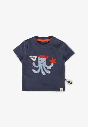 T-shirt bleu marine pour tout-petit avec une pieuvre souriante portant un bandana rouge, tenant un drapeau blanc avec "AHOI" et une étoile de mer orange.