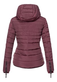 Chaleco de plumón burdeos con capucha, textura acolchada vertical y bolsillos laterales con cremallera. Material suave y ligero con un diseño ajustado.