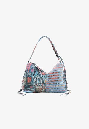 Farverig hobo-stil håndtaske med graffiti-print, inklusiv ordet "YOU", hjerter, striber og en flettet skulderrem.