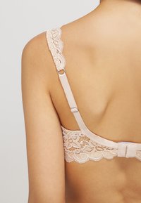 Hanro MOMENTS SOFT - Trīsstūrveida krūšturis - skin