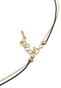 Gouden ketting met in elkaar vergrendelde lussen, voorzien van twee gevlochten zwarte koorden en afgeronde gouden accenten. Verstelbare haaksluiting.
