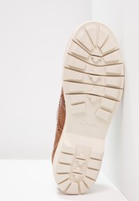 Clarks Šněrovací boty - brown