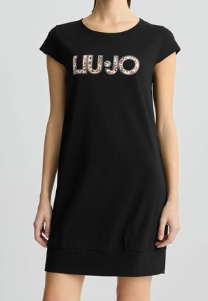 Czarna sukienka z krótkim rękawem wykonana z miękkiego materiału, ozdobiona logo 'LIU·JO' z kolorowymi wzorami. Okrągły dekolt i luźny krój.
