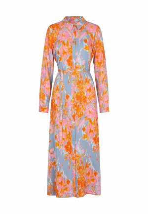 Langærmet kjole i lyseblå med et blomsterprint i pink og orange. Har knapfront og et bælte i taljen. Blødt stof.