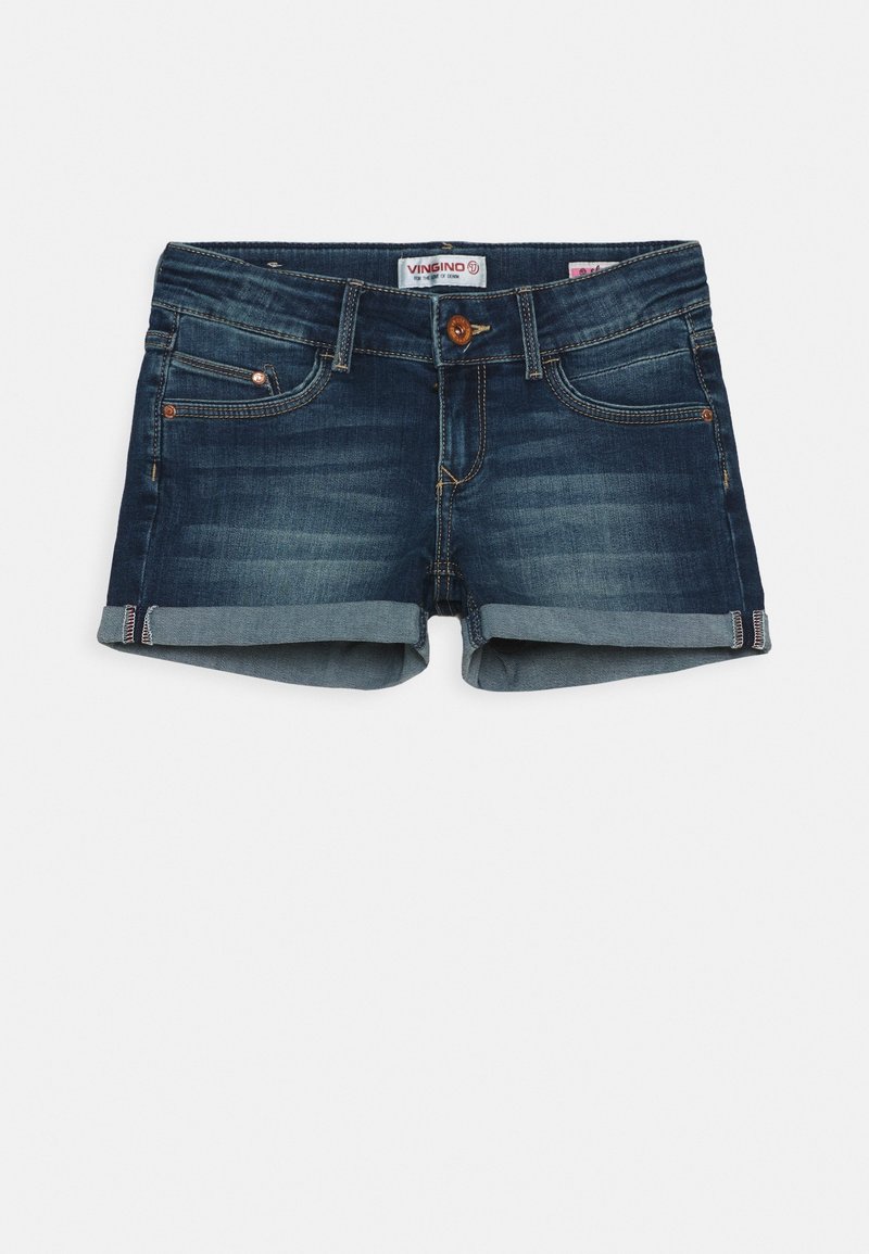 Shorts en denim avec un lavage foncé, ourlet replié, design à cinq poches et fermeture avec un seul bouton marron. Texture lisse avec un léger dégradé.