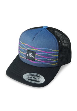 Blauwe spijkerstof snapback pet met een zwarte klep, voorzien van meerkleurige horizontale strepen en een vierkante logopatch aan de voorkant. Achterkant van gaas.