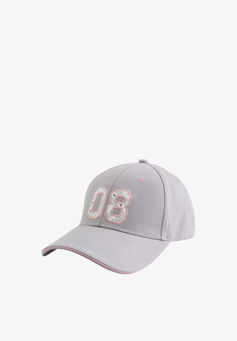 Casquette de baseball grise avec le numéro "08" brodé en rose, design structuré, texture en tissu, et une visière incurvée.