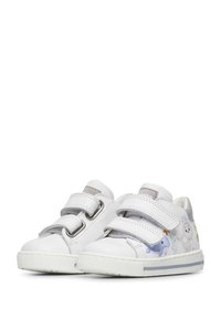 Sneaker bianchi per bambini con doppie chiusure a strappo, con disegni di animali in colori pastello sui lati e una suola in gomma texturizzata.