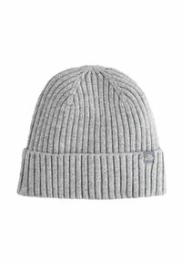 Grijze gebreide beanie met ribs, voorzien van een opgerolde rand en een klein rechthoekig logo-label aan de zijkant. Zacht, rekbaar materiaal.