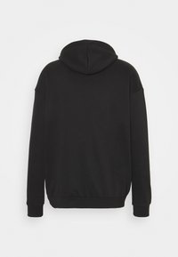 Svart huvtröja med en mjuk textur, med en avslappnad passform, långa ärmar och rundad nederkant. Inga synliga logotyper eller mönster.