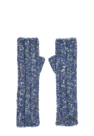 Paar lange, blaue, gestrickte fingerlose Handschuhe mit Rippenmuster und kleinem rundem Metalllogo am unteren Rand eines Handschuhs.