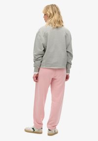 Superdry & Co VINTAGE WASHED GRAPHIC JOGGER - Trainingsbroek - soft pink