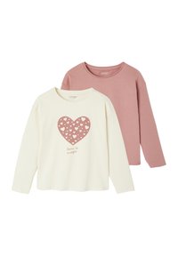 Zwei Langarmshirts: eines in cremiger Farbe mit Herzmuster und Text, das andere in einfarbigem blush-pink. Beide sind aus weicher Baumwolle gefertigt.
