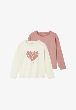 Zwei Langarmshirts: eines in cremiger Farbe mit Herzmuster und Text, das andere in einfarbigem blush-pink. Beide sind aus weicher Baumwolle gefertigt.