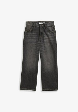 Zwarte jeans met wijde pijpen, voorzakken, broekriemlussen, knoop- en ritssluiting, plat uitgestald op een witte achtergrond.