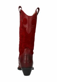 Bottes de cowboy en cuir rouge avec une tige en daim, un design floral embossé et un talon empilé. Deux languettes en haut pour un enfilage facile.