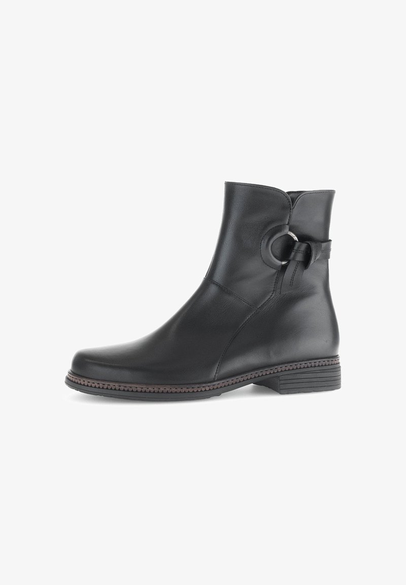 Schwarzlederne Knöchelbooties mit runder Zehenpartie, glatter Textur, seitlichem Schlaufen-Detail und niedrigem Blockabsatz. Solides Design mit dezenten Nähten.