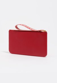 Rode leren polsband pouch met een gestructureerd oppervlak, voorzien van een ritsluiting en een contrasterende stoffen band met logo-details.