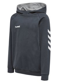 Tmavě modrá mikina s kapucí z jemné látky, s šedým vnitřkem, bílým logem na hrudi a bílým chevron vzorem na rukávu.
