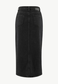 Svart denim midi kjol med en figurnära midja, två bakfickor och en rak silhuett. Har en dold dragkedja och bälteshällor.