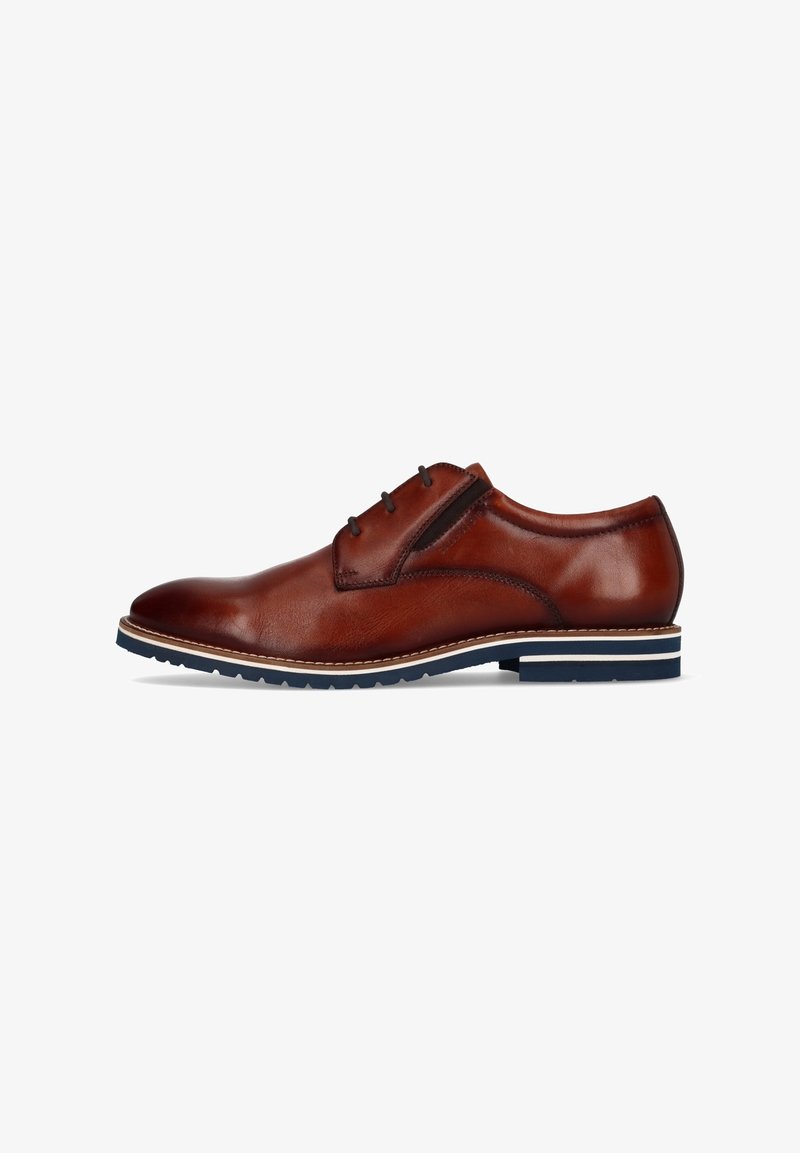 Chaussure habillée pour homme en cuir marron avec lacets à l’avant, finition lisse et semelle en caoutchouc bleue et blanche contrastée.