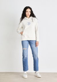Calvin Klein Jeans FONT GRAPHIC REGULAR HOODIE - Športni pulover - ivory