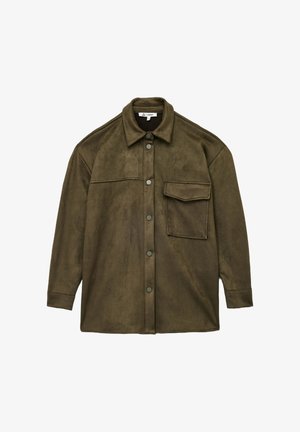 Olivengroene, suede overhemdjack met een knoopsluiting aan de voorkant, een borstzak en een klassieke kraag met verlaagde schouders.