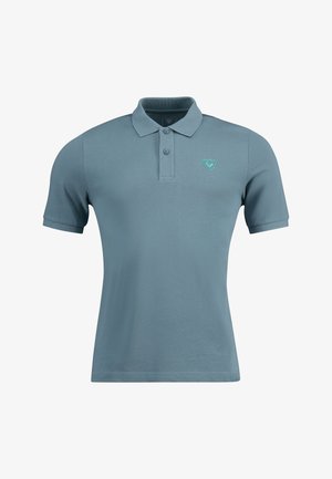 Camisa polo azul claro hecha de tela texturizada, con cuello acanalado, dos botones y un pequeño logo en el lado izquierdo del pecho.