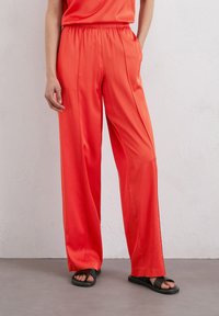 Marc O'Polo - FLUENT JOGGER PLEAT DETAIL, ELASTIC WAIST - Trousers - burnt red Thumbnail Image 1