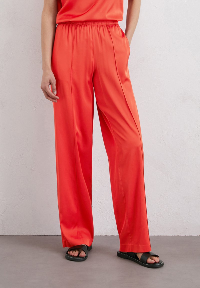 Marc O'Polo - FLUENT JOGGER PLEAT DETAIL, ELASTIC WAIST - Trousers - burnt red, Enlarge
