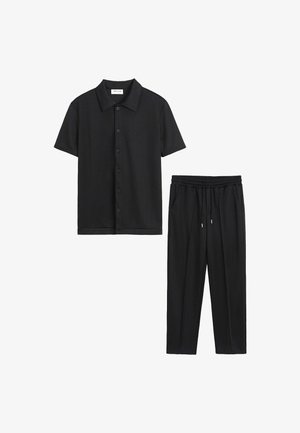 Chemise noire à manches courtes et col, avec un pantalon noir à taille élastique et cordon de serrage, ensemble décontracté assorti.
