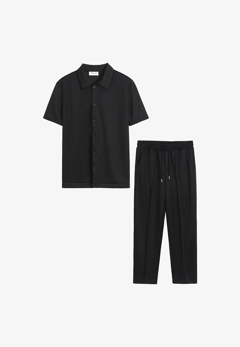Chemise noire à manches courtes et col, avec un pantalon noir à taille élastique et cordon de serrage, ensemble décontracté assorti.