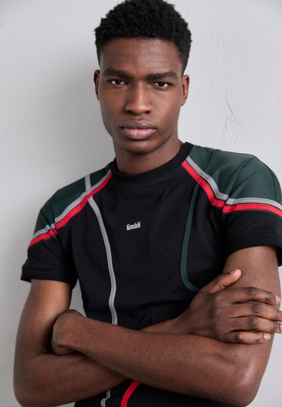 GmbH WILHELM - Print T-shirt - black/green/red/white